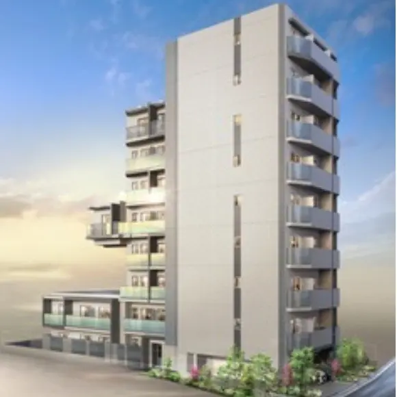 現代的なデザインのマンションビル、バルコニー付き、明るい空とクリアな外観