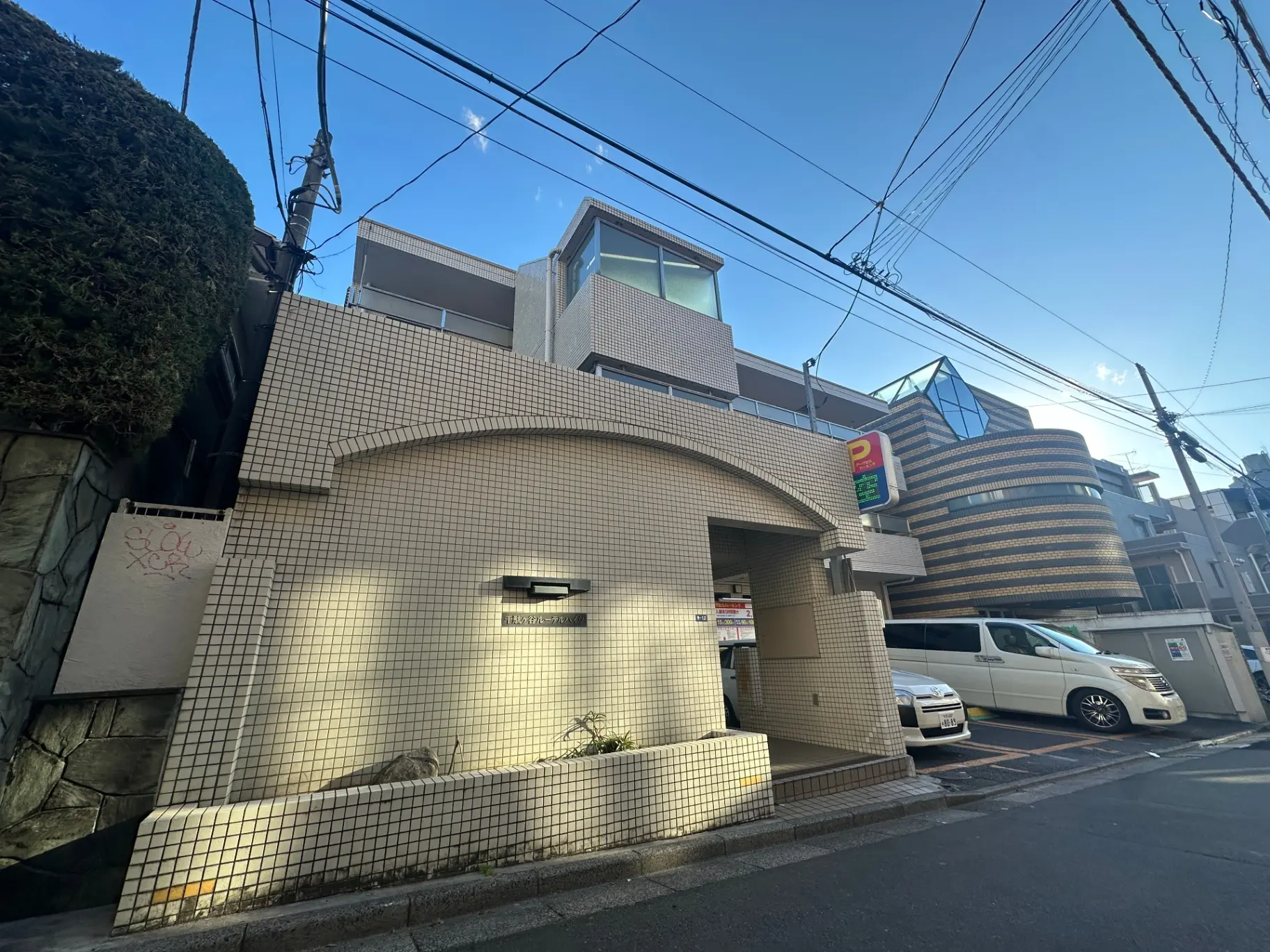 都会的な雰囲気の建物と空、駐車場と周辺の建築デザイン