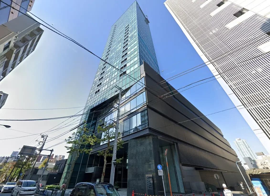 現代的なデザインの高層オフィスビル、ガラス張りのファサード、市街地に位置