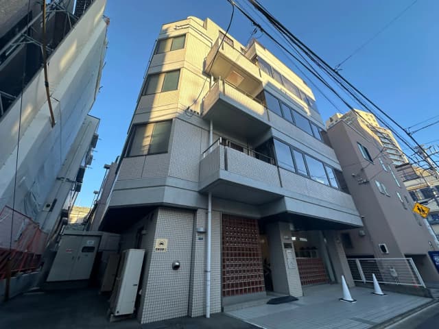 都市のマンション、モダンな外観、タイル張りの壁、広いバルコニー付き