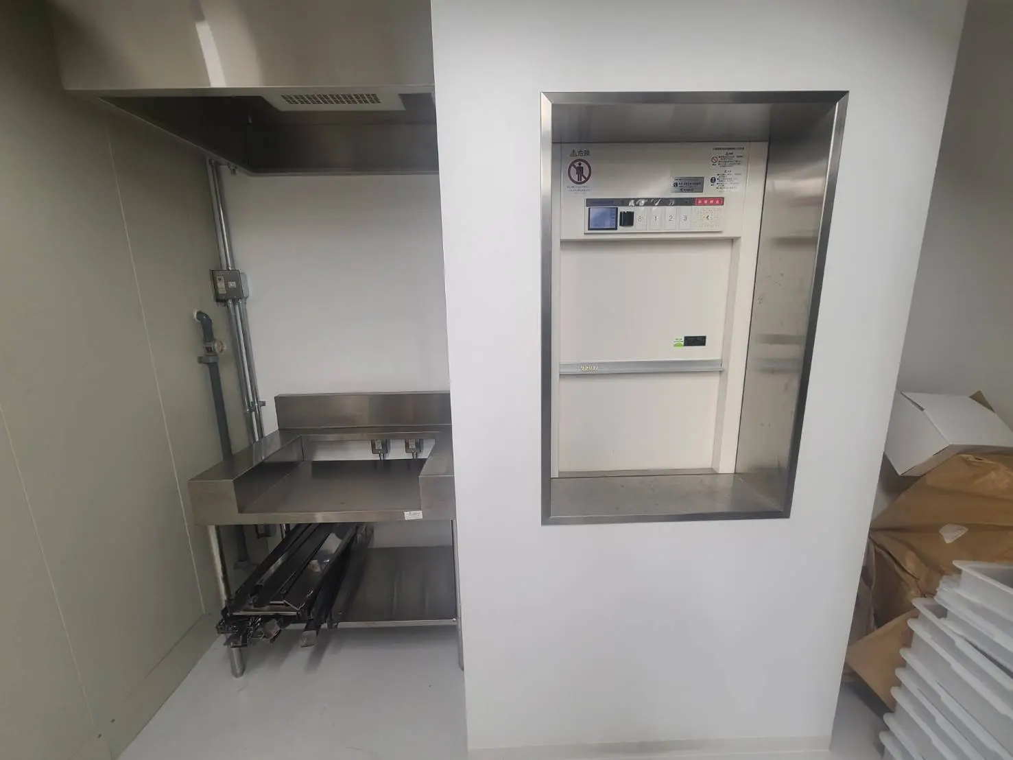 ステンレス製のキッチン設備と給食施設の食品エレベーター