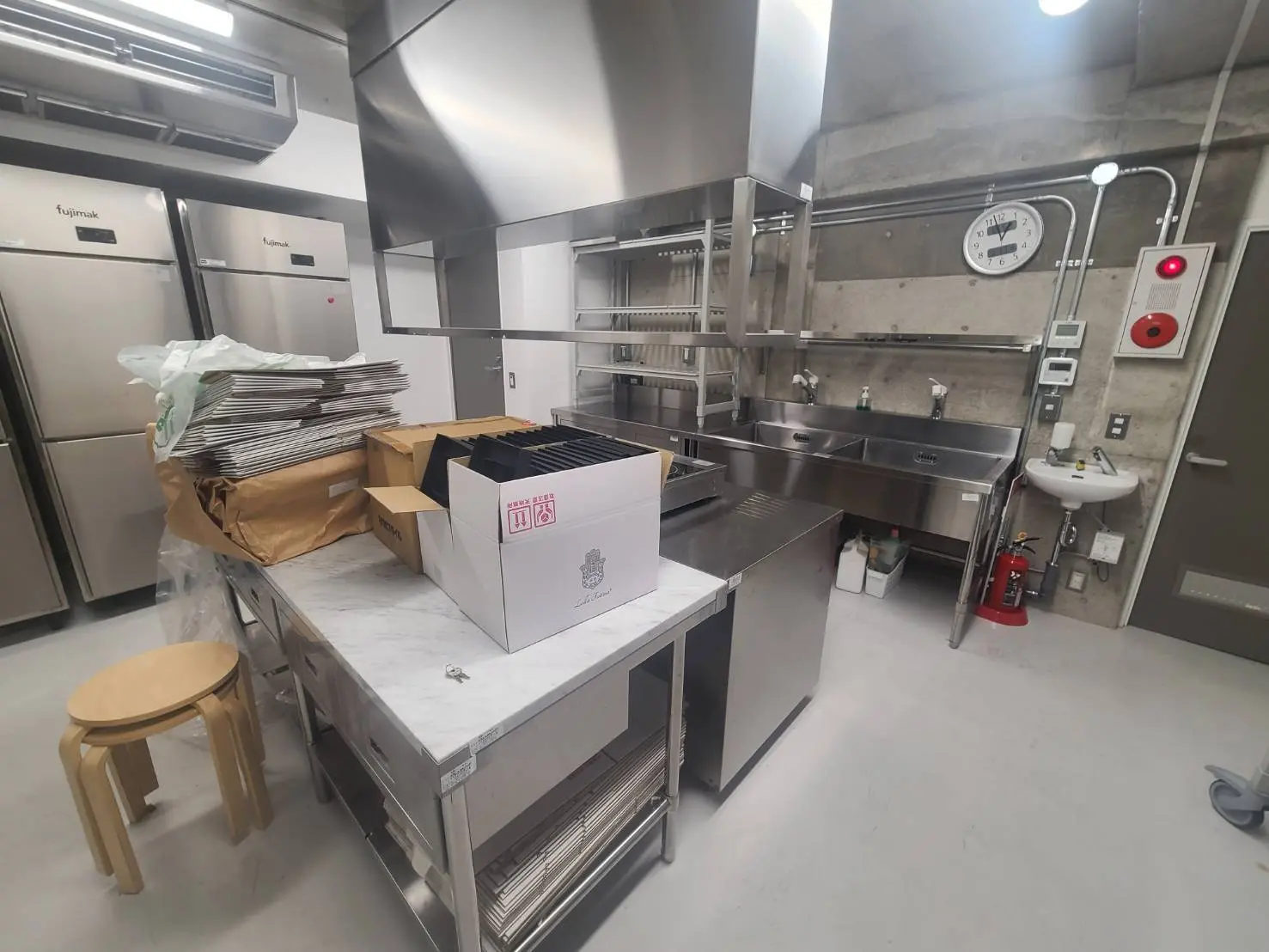 プロフェッショナルな厨房の内部、ステンレス製の機器と設備、冷蔵庫、シンク、調理台が整然と配置