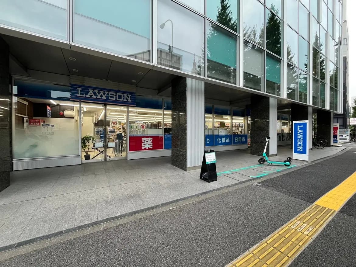 - ローソンの店舗外観、ガラス張りの現代的なデザインと標識、入口には薬の看板が表示されている風景