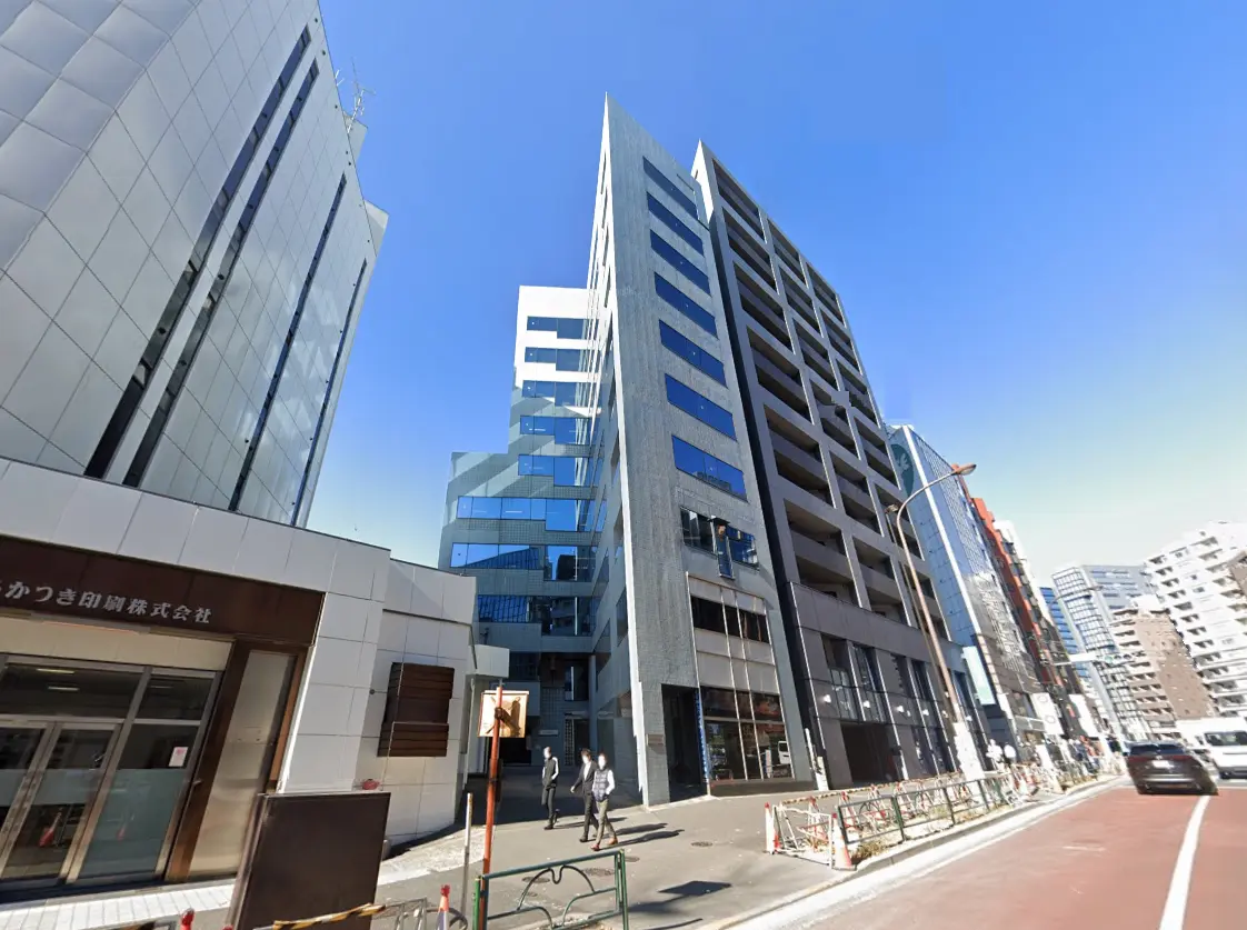 - 近代的なデザインのオフィスビル群、ガラス張りの外観とコンクリートの構造、青空が広がる都市景観