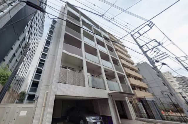- モダンなデザインのマンションの外観、ガラスバルコニーと洗練されたエントランスの特徴がある景観