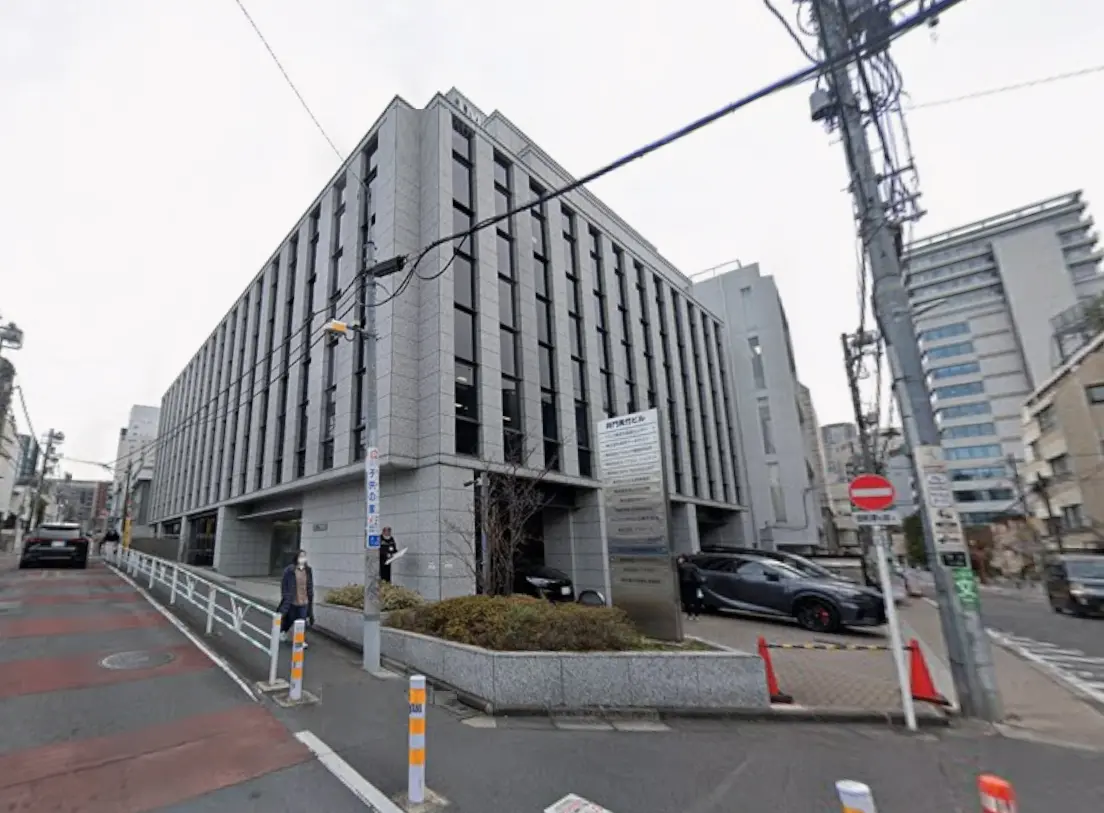 - 現代的なデザインのオフィスビル、ガラス窓が特徴的で周囲の街並みに溶け込む外観