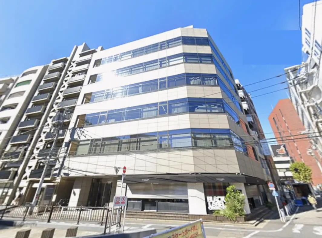 - 近代的な外観のオフィスビル、ガラス張りのウィンドウ、晴れた青空の下での全景