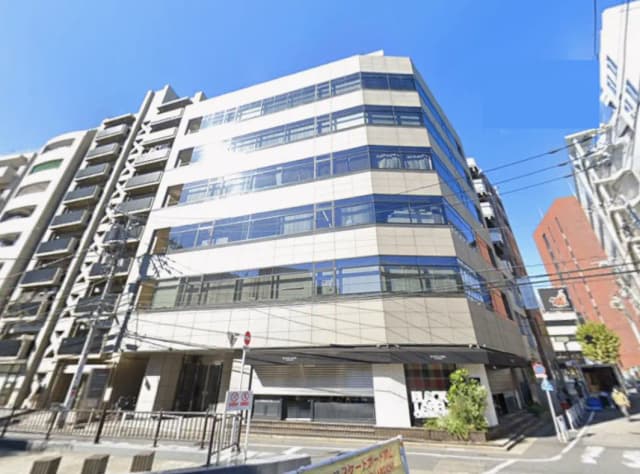 - 近代的な外観のオフィスビル、ガラス張りのウィンドウ、晴れた青空の下での全景