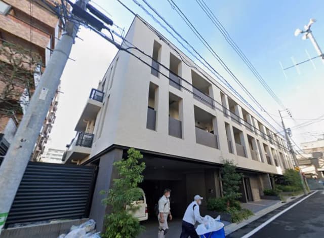 - モダンな外観のアパートメントビル、バルコニー付きの窓とシンプルなデザイン、通り沿いの景観