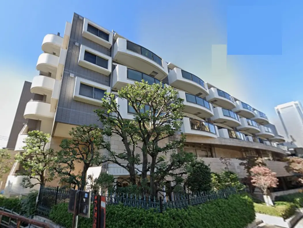 - モダンな外観のマンション、緑豊かな庭とテラスバルコニーを備えたデザイン、晴れた青空を背景にした写真