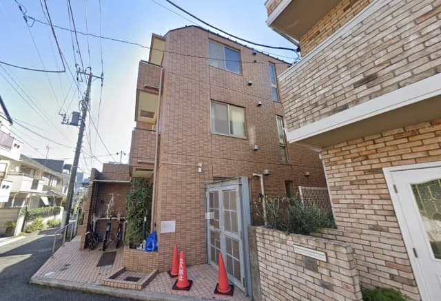 都市型のレンガ調アパート外観、駐輪場付きのエントランス