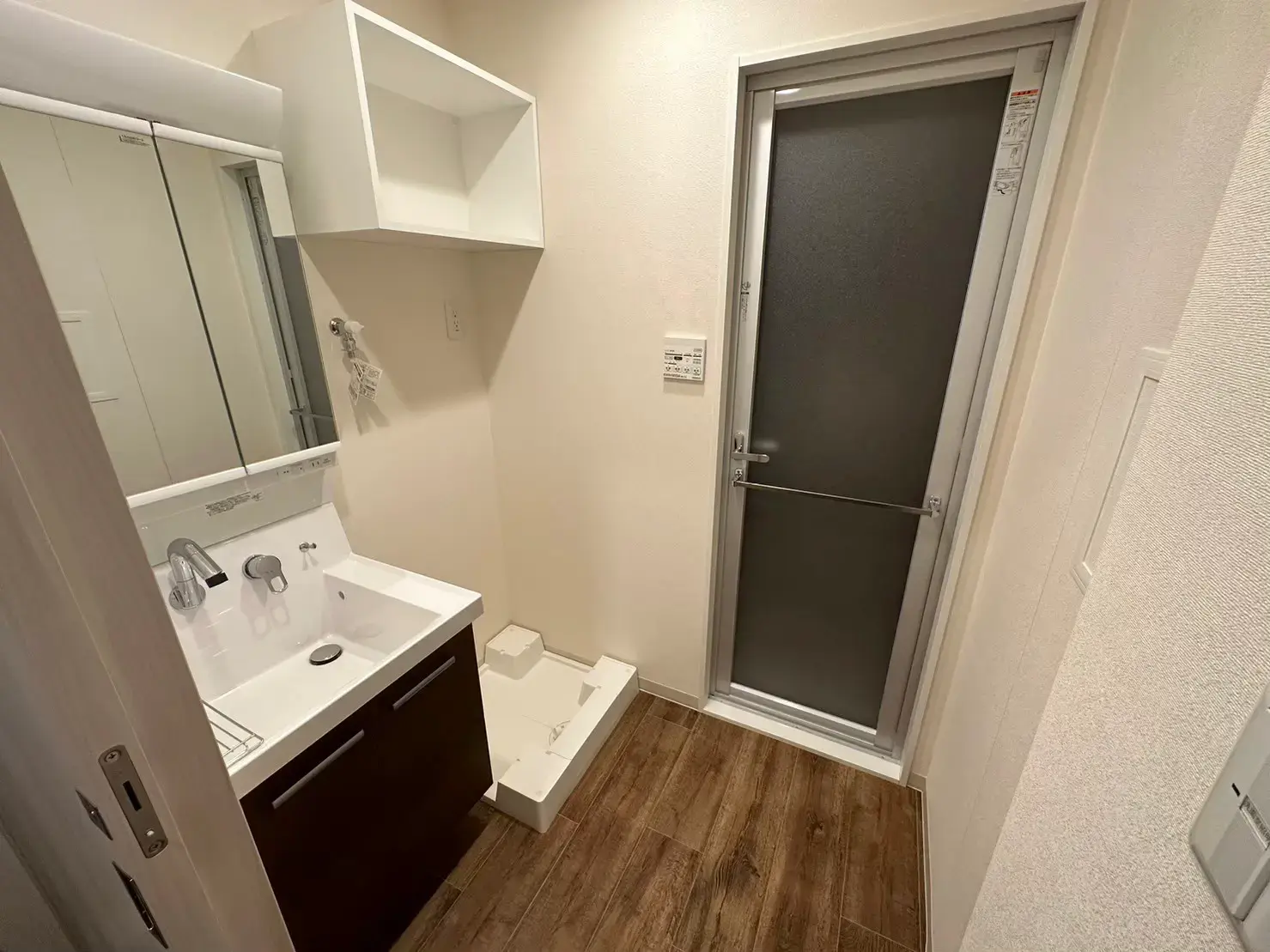 シンプルでモダンな洗面所、収納スペース付き