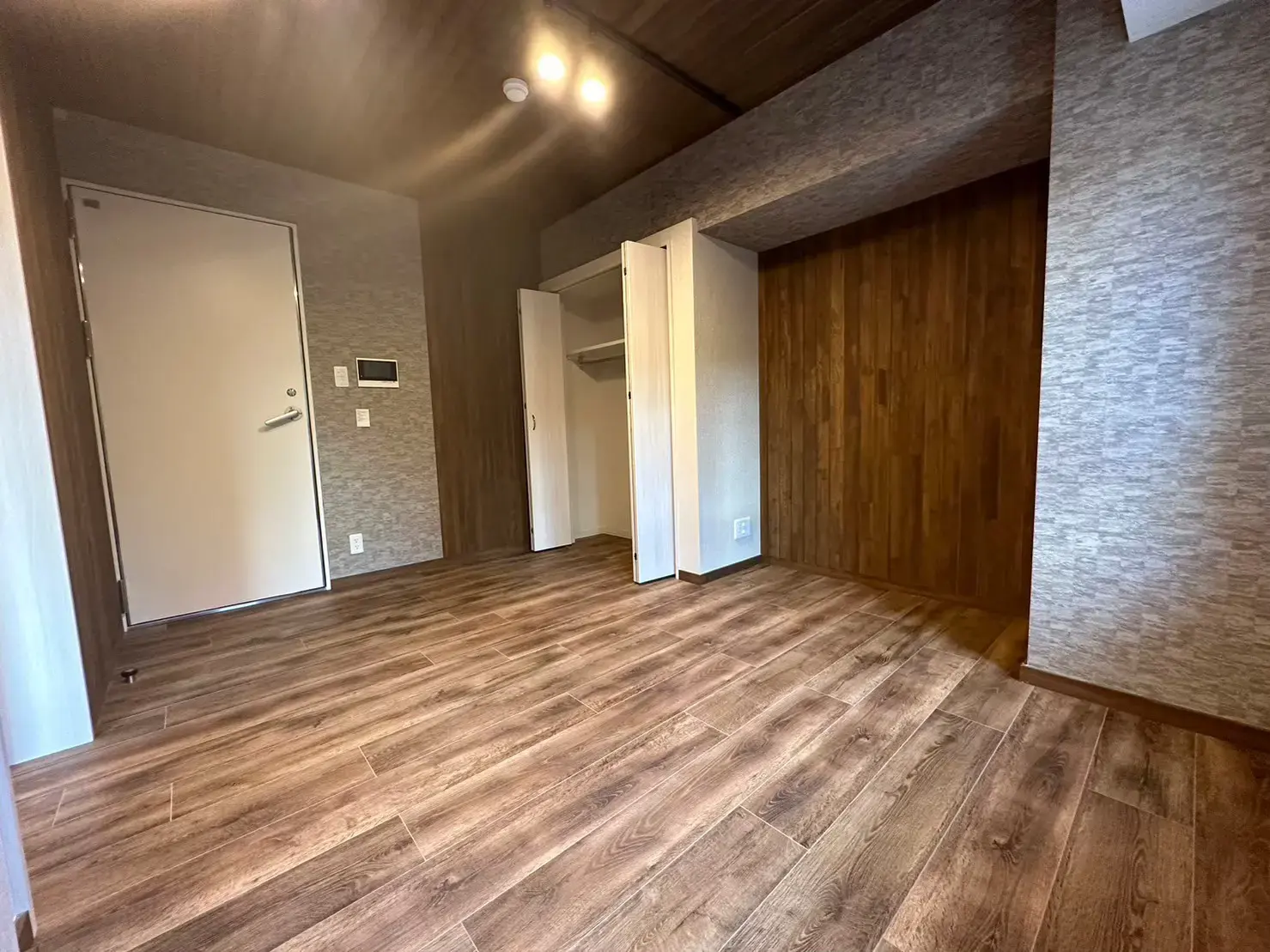 広々とした木目調のフローリングが特徴的なリビングルーム