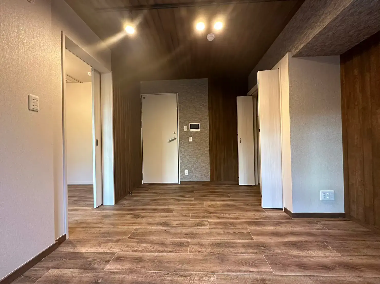 ウッド調フローリングの広々とした玄関ホール