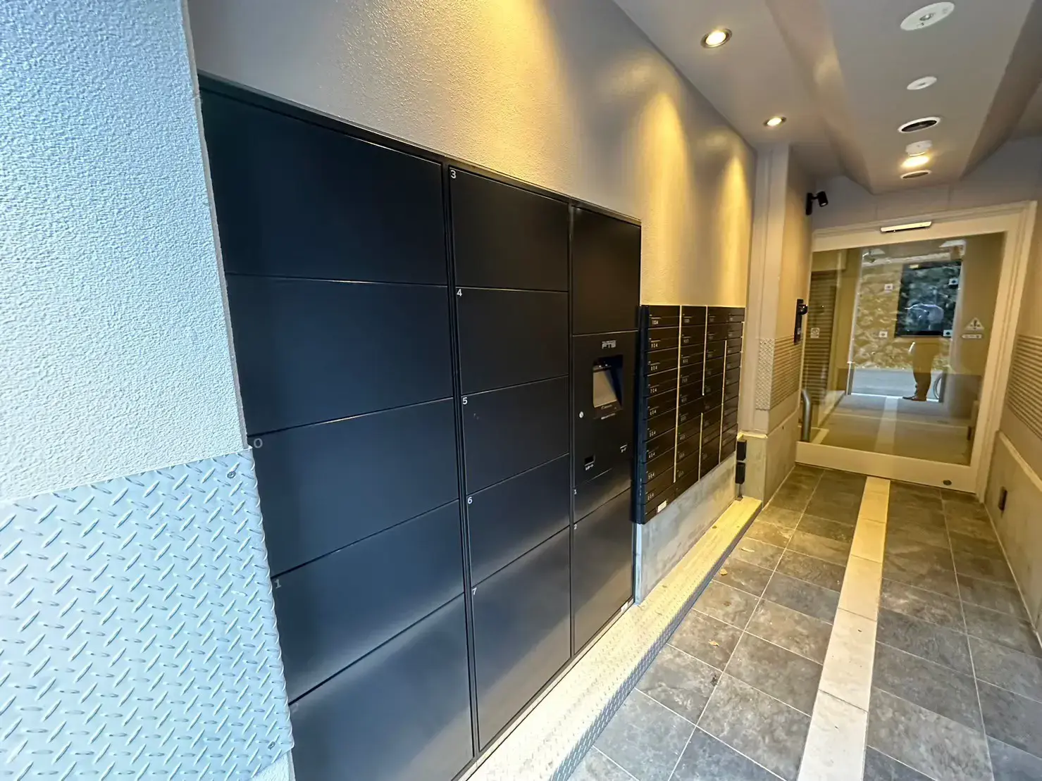 モダンなエントランスホールと郵便受け