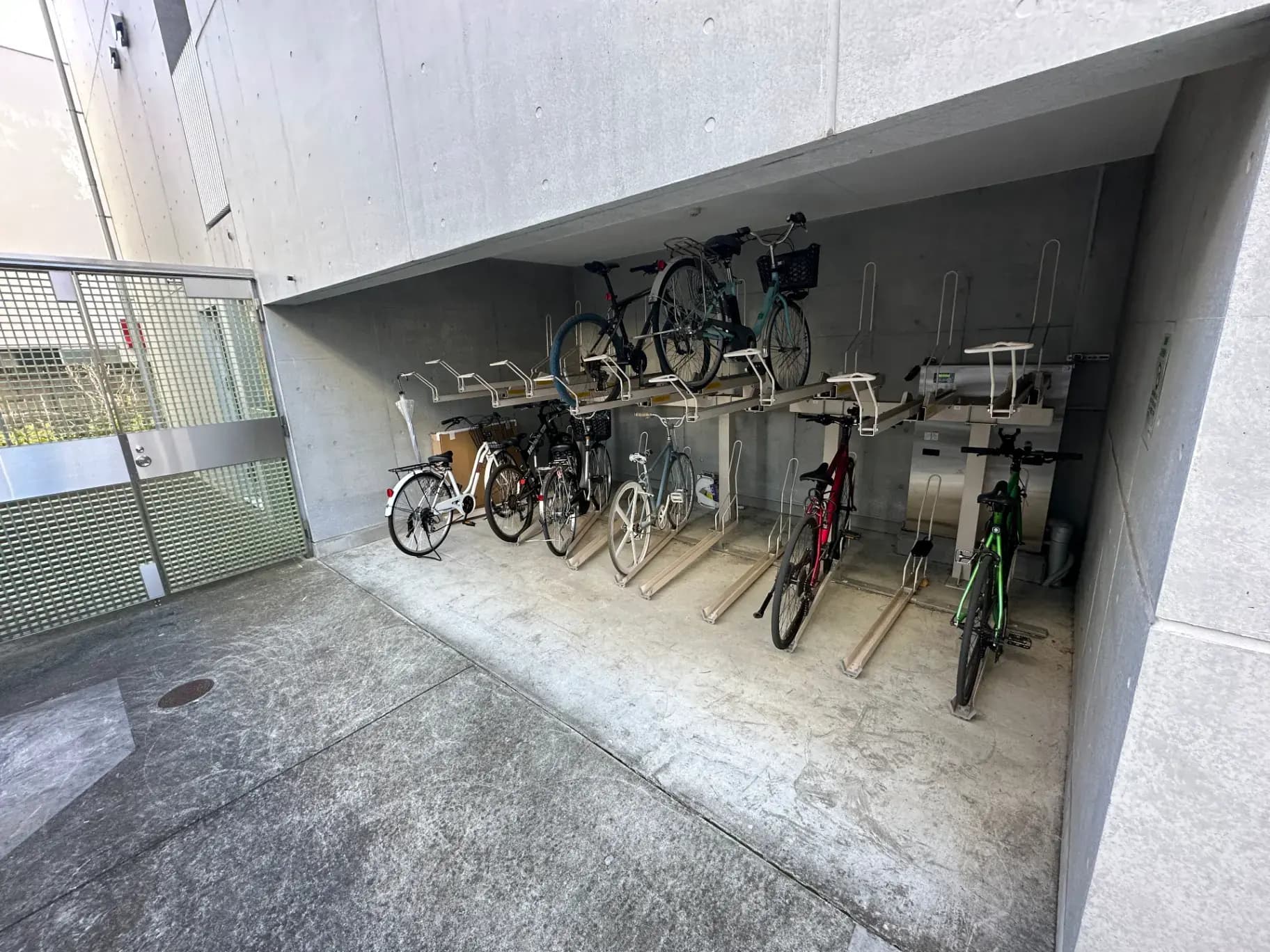 セキュリティゲート付きの自転車駐輪スペース