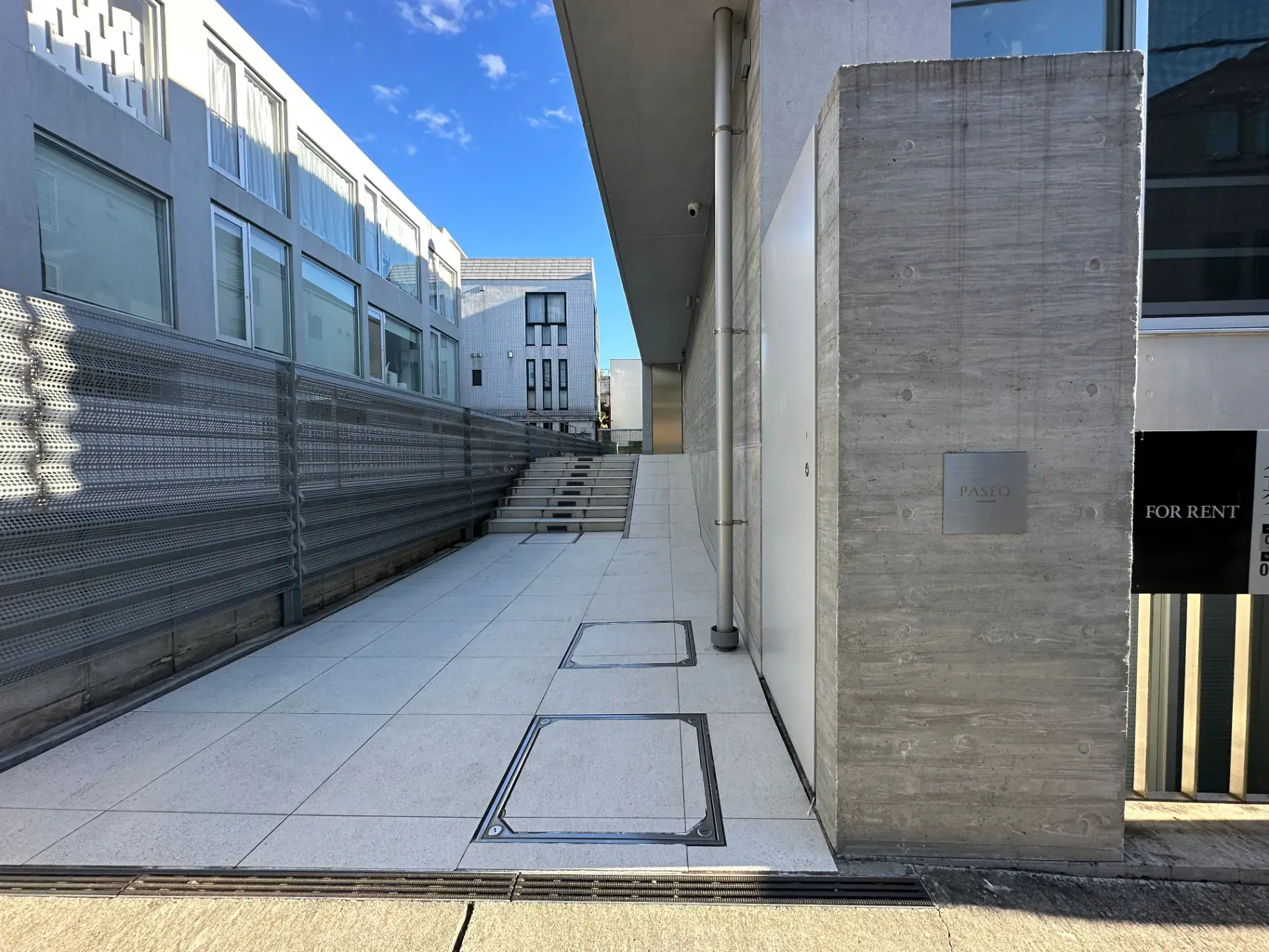 コンテンポラリーなデザインの賃貸物件の外観、日当たり良好