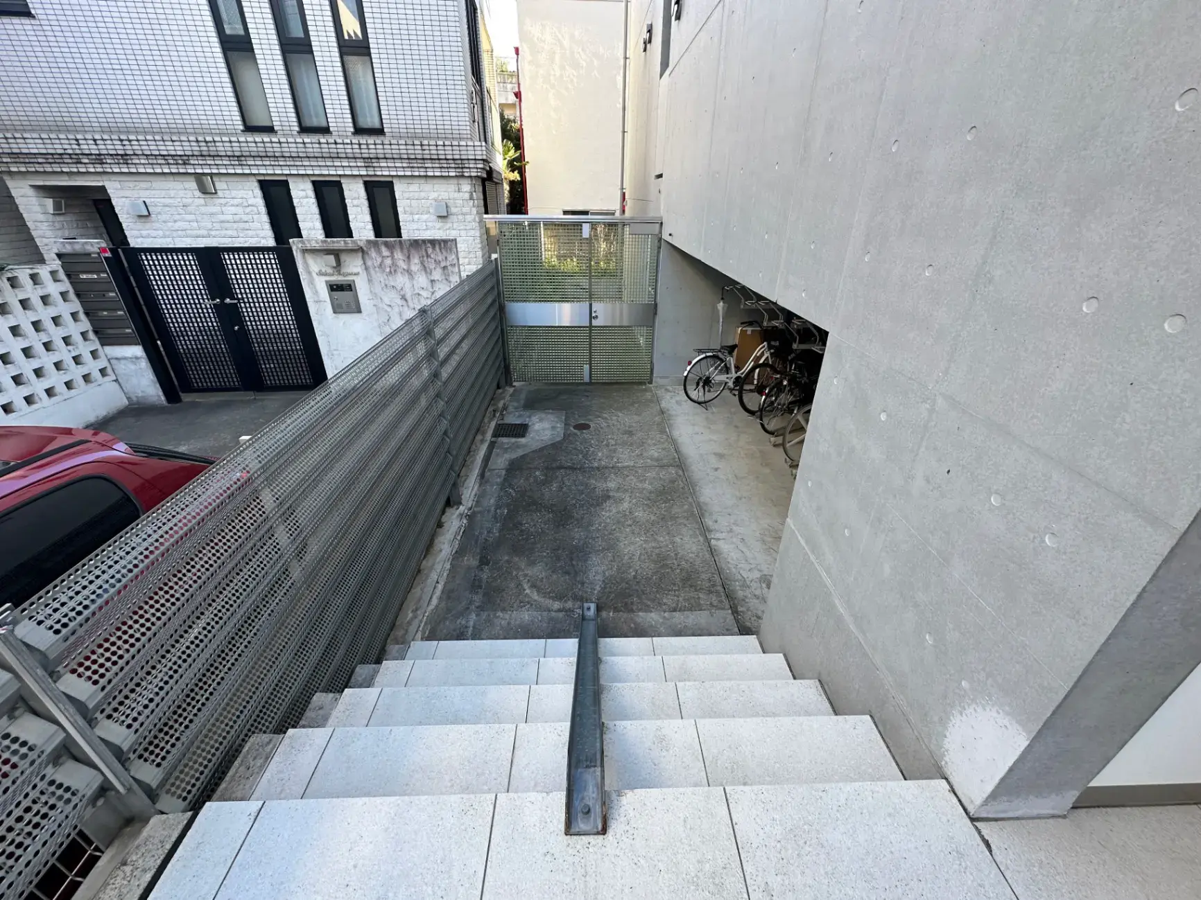 下り階段のあるビルの裏口エントランス