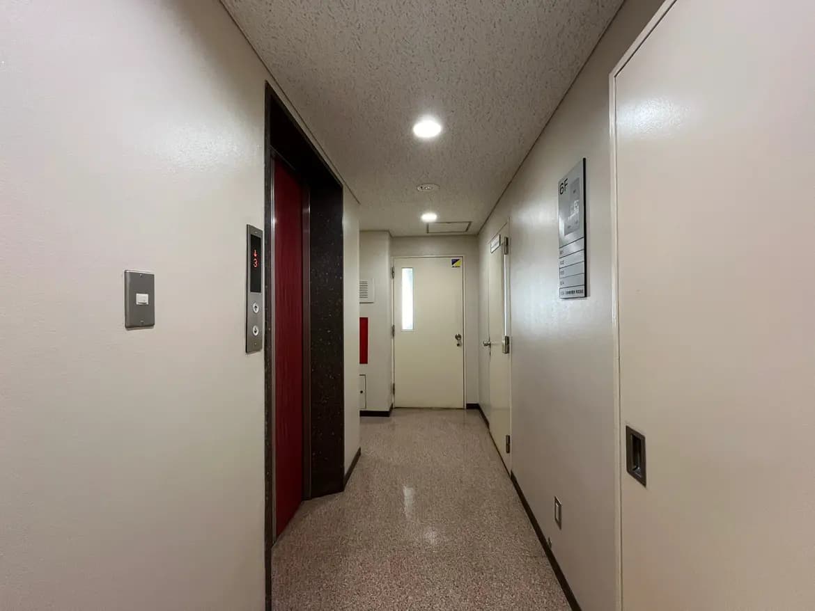- 明るく清潔感のある廊下、エレベーターとドアが並ぶインテリア、スムーズなアクセスを提供する空間
