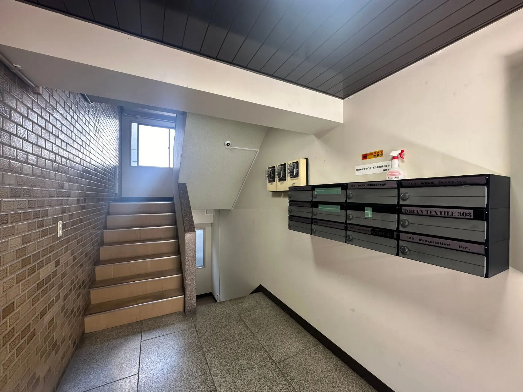 マンションのエントランスホール、階段と郵便受け、清潔感のある内装