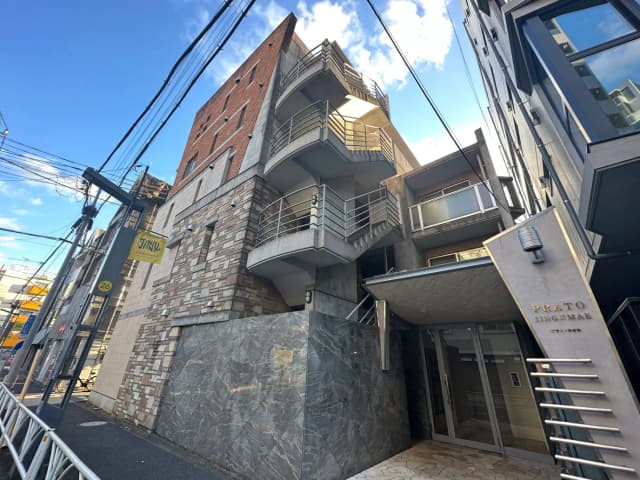 建物の間にある独特な建築デザインのアパートメント、都市のアパート住宅と青空