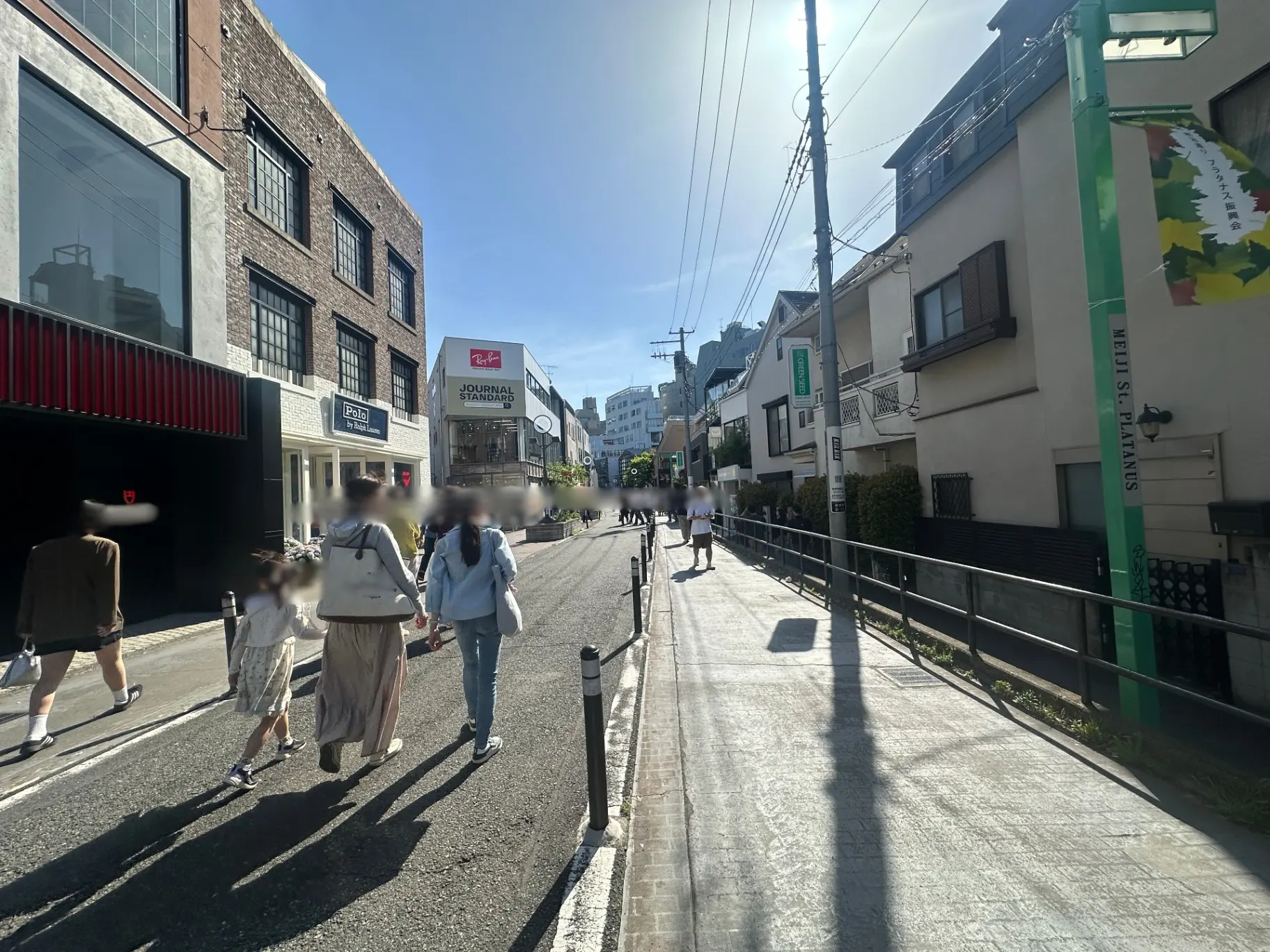 日本の都市の風景、歩行者が通りを歩いている、商店と住宅が混在する街並み