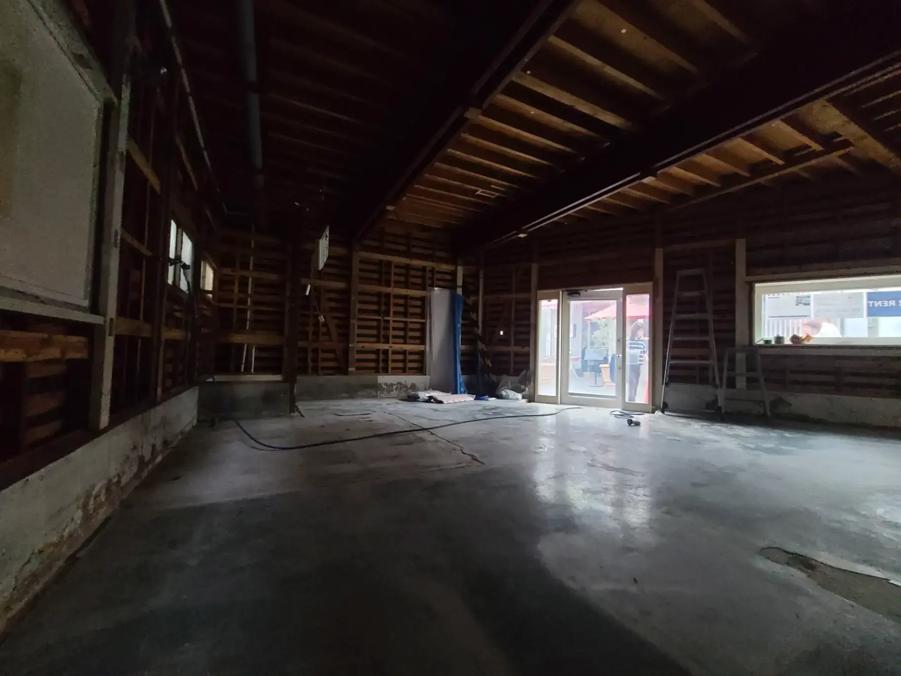 "リノベーション前の古い建物の内部、改装作業が始まる空間"