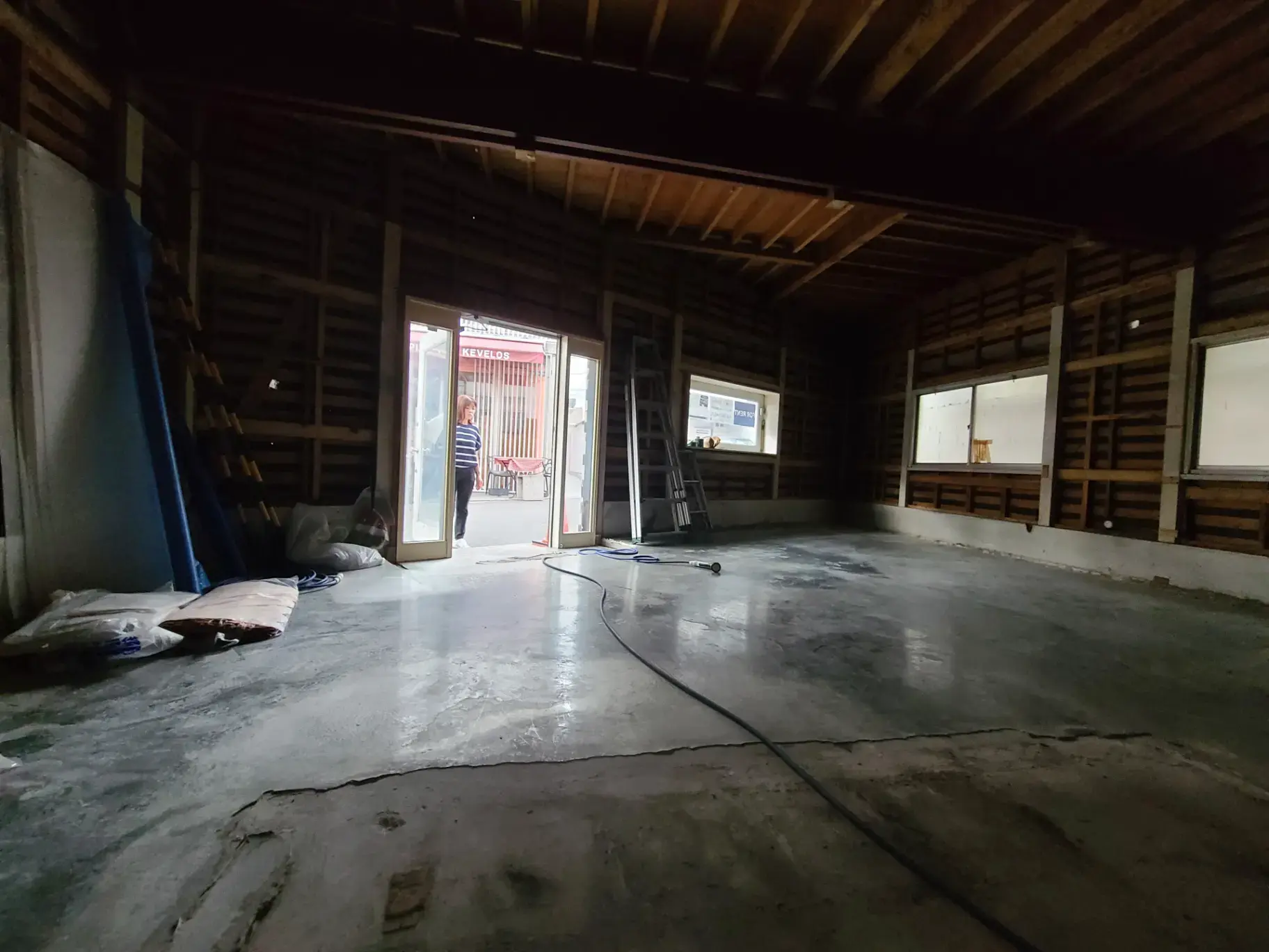 この画像のAlt属性を設定する際には、画像の内容を適切に説明し、必要に応じて関連するキーワードを使用することが重要です。以下はSEOを考慮した日本語のAltテキストの例です。
"改装前の広々とした工場空間、背景に開いたドアから人が見える"
この説明では画像の主要な要素(改装前のスペース、広さ、人物の存在)を取り入れつつ、具体的でわかりやすい表現を用いています。マーケティング目的に沿ったキーワードがあれば、それらを適切に組み込むことが良いSEO実践につながります。