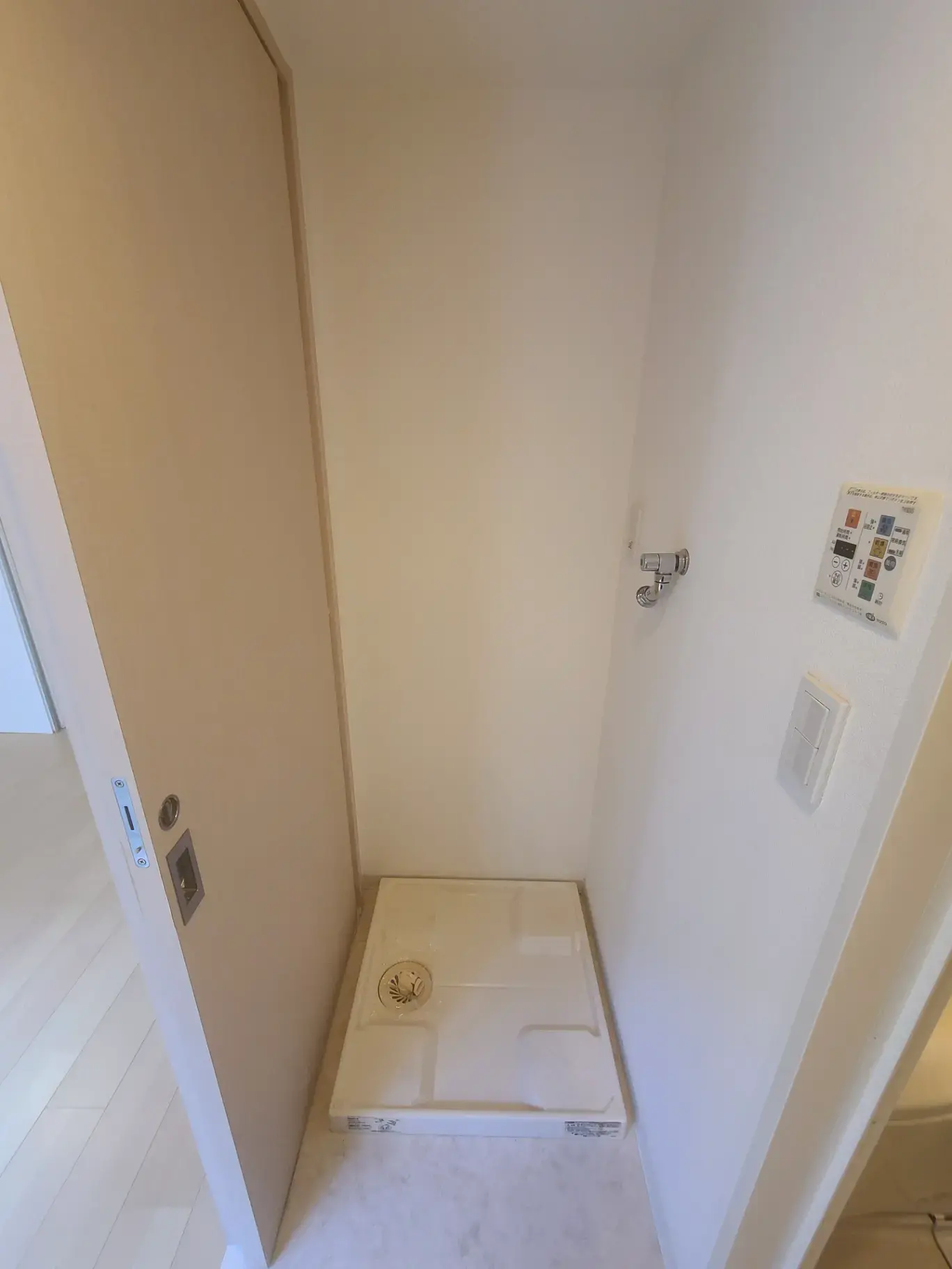 シューズボックスとビルトインのインターフォン設備がある玄関スペース