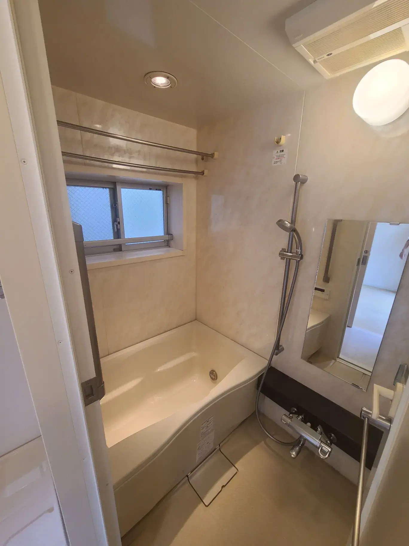 清潔感のあるバスルーム、窓付きで換気しやすい