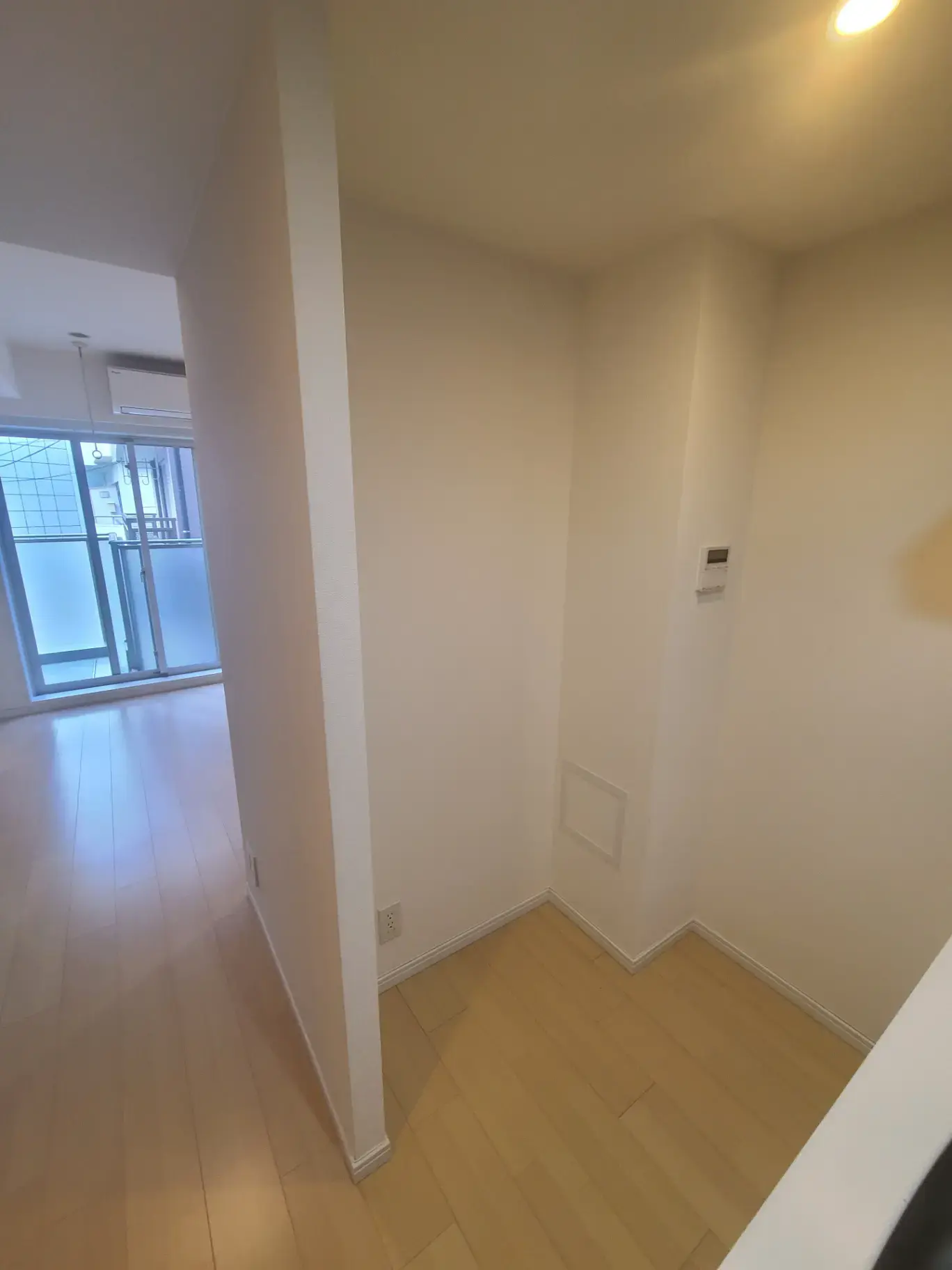 シンプルで明るい室内、床暖房設備のあるリビングスペース