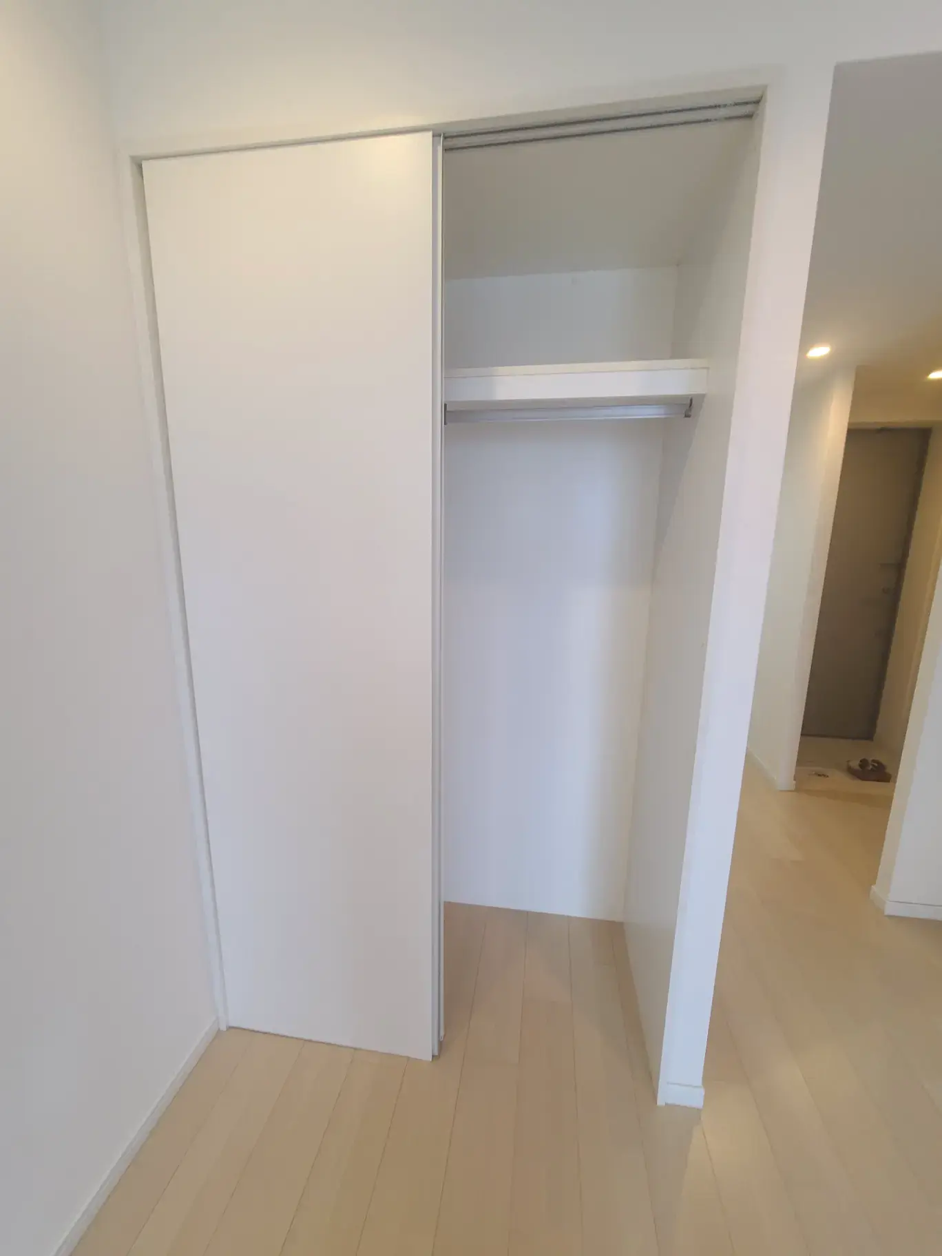 スライド式ドアのクローゼット付きの洋室