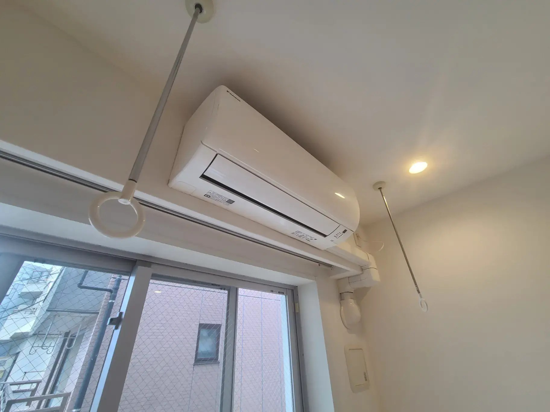 エアコン付きの明るい室内、採光窓のある壁