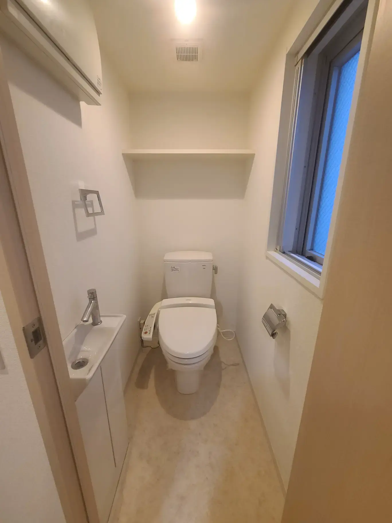 独立洗面台付きのトイレ、自然光が入る小窓付き