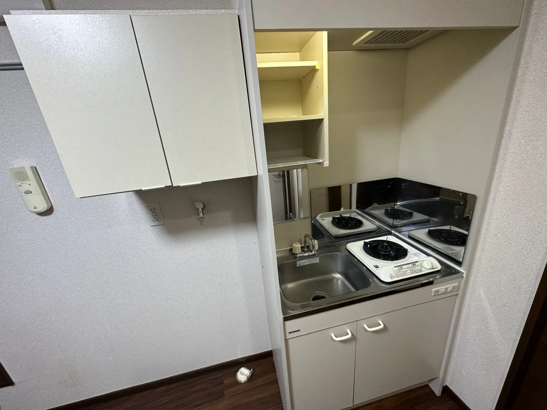 コンパクトなキッチン、二口コンロとシンク付き