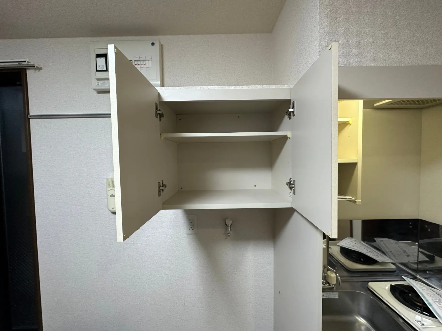 キッチンの収納棚と二口コンロ