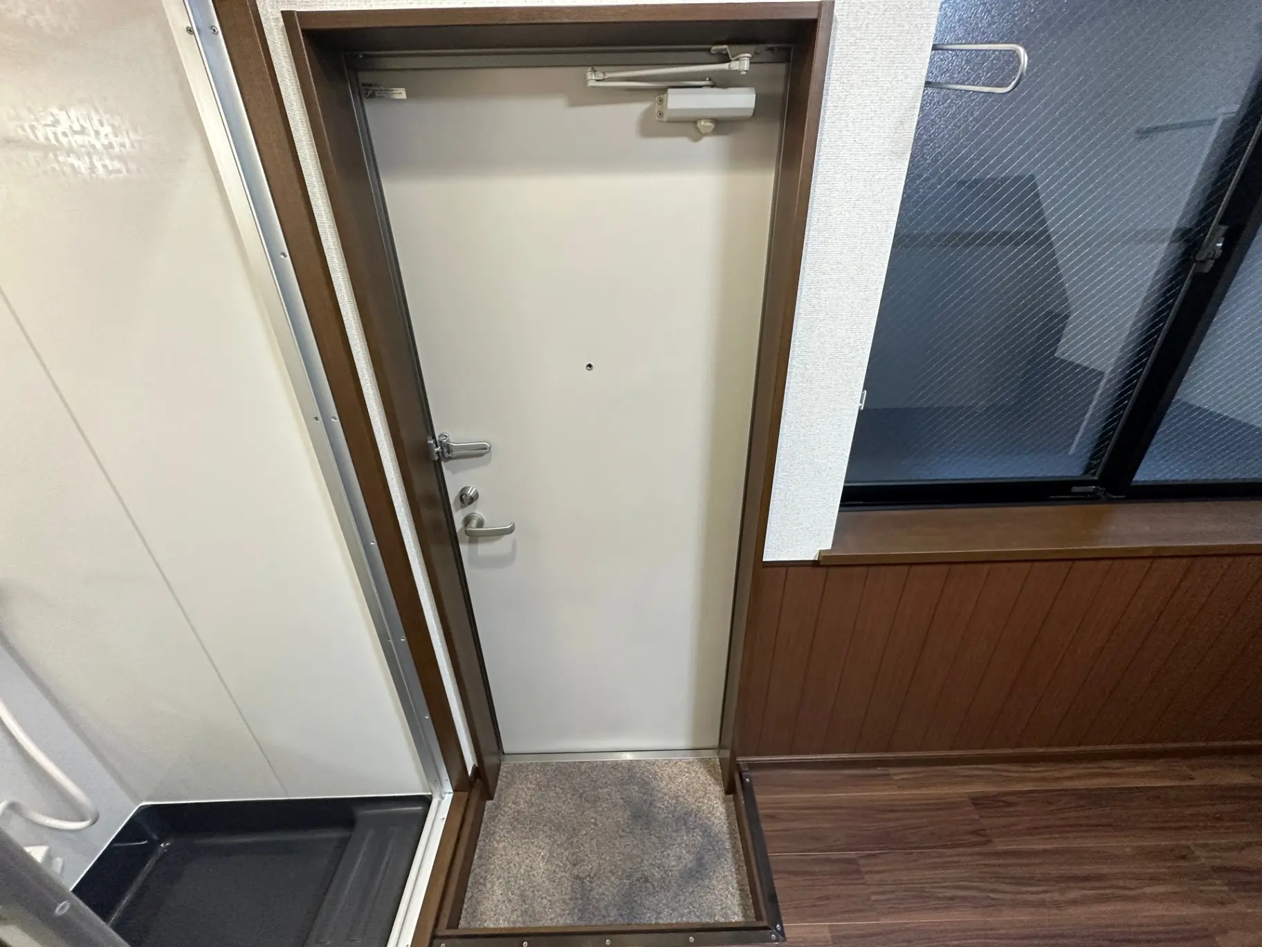 玄関ドアとシューズボックスが備え付けられた綺麗なエントランスエリア