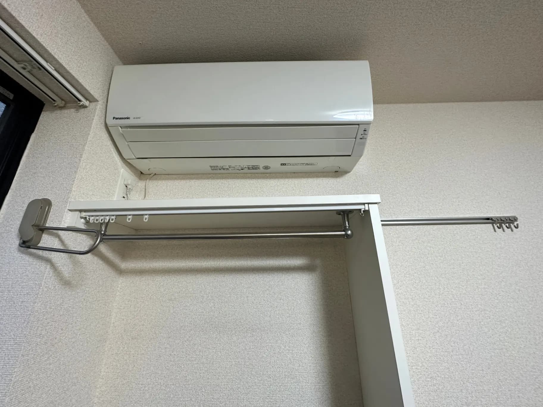 エアコン完備の部屋、壁掛けのハンガーラック付き