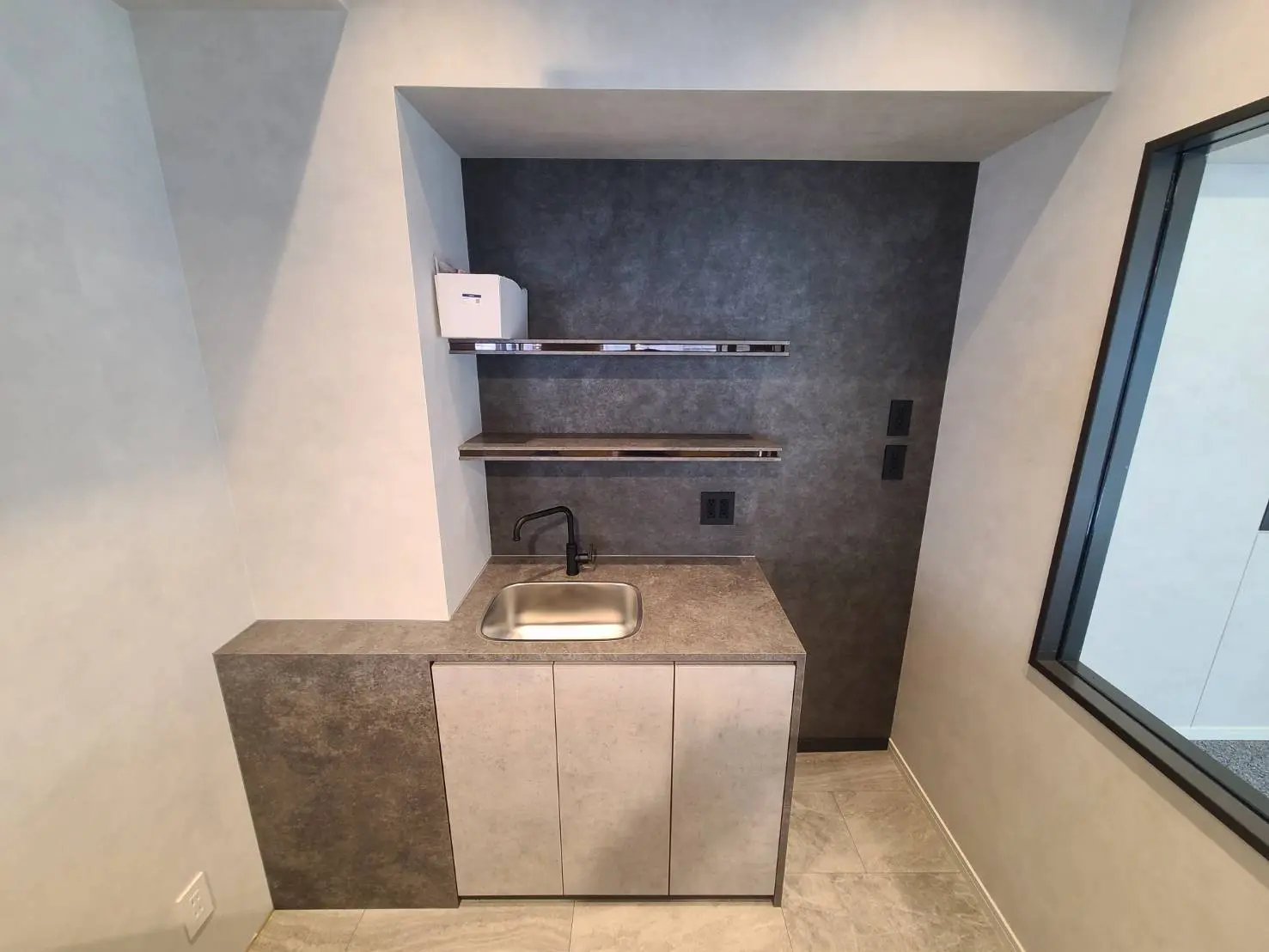 モダンスタイルのキッチンカウンターとシンク、ダークトーンの壁紙、内蔵キャビネットと棚