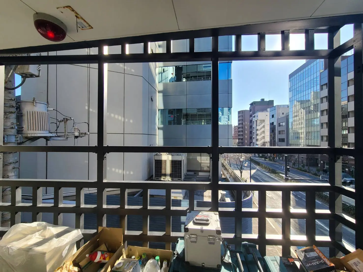 バルコニーからの都市景観、建物、箱やゴミのある屋外スペース
