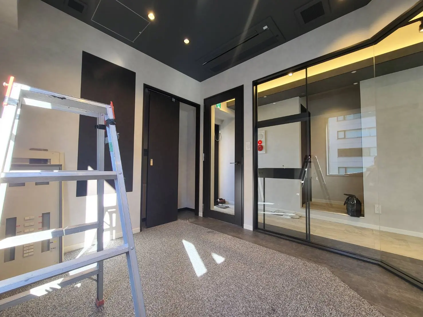 モダンなオフィスの内装工事中の様子