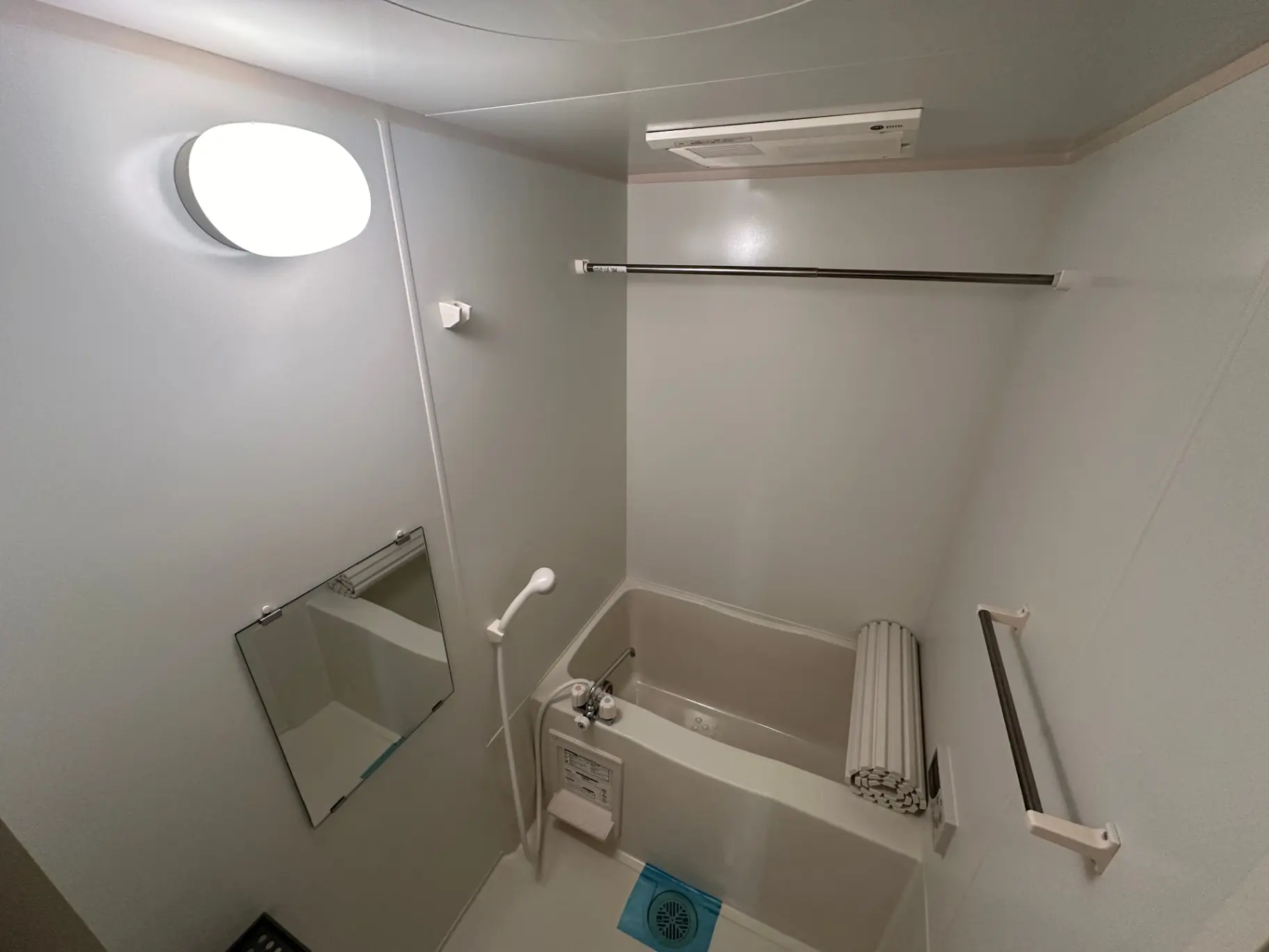 清潔感のあるホワイトトーンの浴室、窓と換気扇で明るく通気性も良好