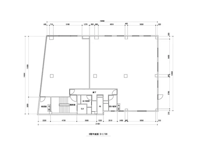 - 明るい青空の下に立つ現代的なビル、シンプルなデザインの外観と周囲にある緑豊かな木々の風景