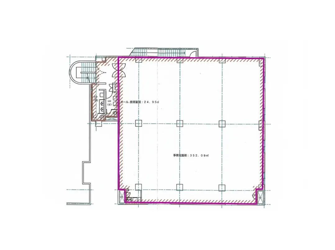- 商業エリアの間取り図、広い空間と設備の配置を示した設計図。