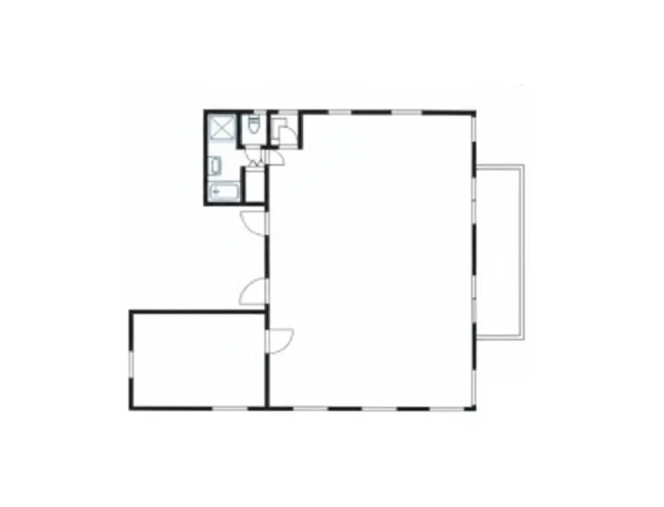 - 間取り図、広いリビングとキッチン、バスルームとトイレの配置が示されたシンプルなレイアウト