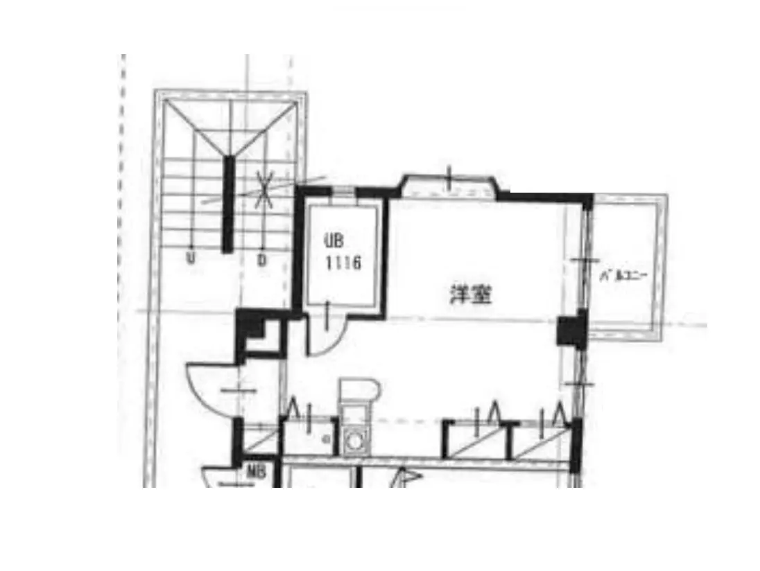 - 洋室とバスルーム、階段、収納スペースを含む住宅の間取り図、各部屋の配置と寸法が示されている