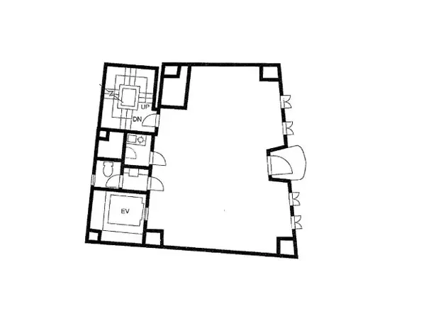 都市の風景、様々な建築スタイルのビル並みと通り、晴れた日の日中