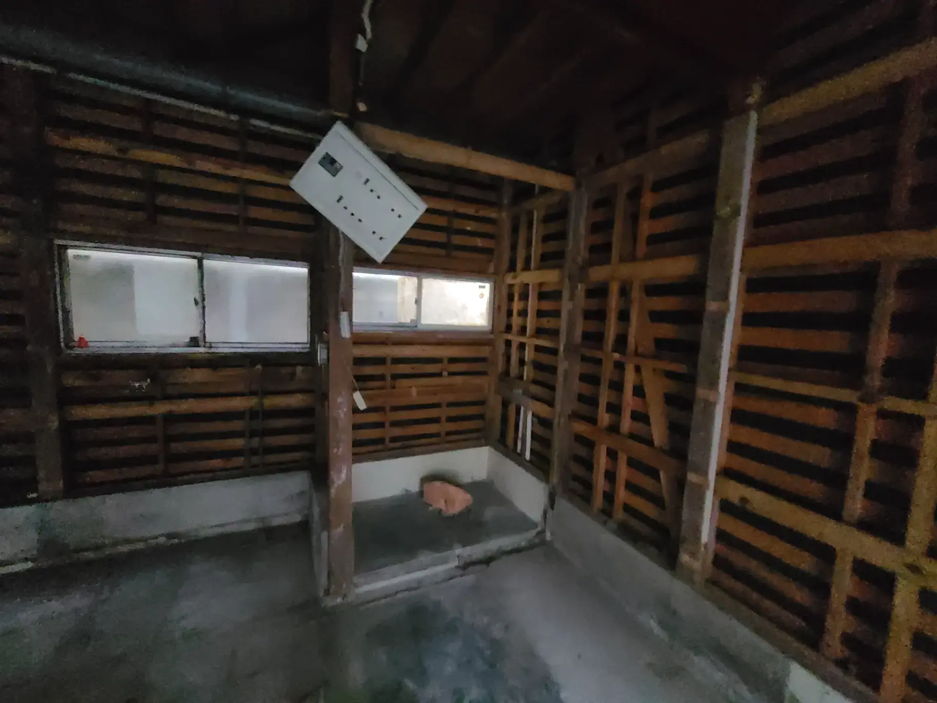 古い木造の内壁と小窓、リノベーション前の空間